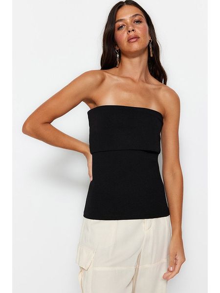 Trendyol Top w kolorze czarnym rozmiar: M. Czarne topy Trendyol, m, bez wzorów, bez kołnierzyka, bez ramiączek. Za 57.20 zł.