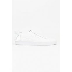 PUMA Basket Bow Wns ZLN 0298 – Damskie trampki ze skóry, białe. Białe trampki Puma, z aplikacjami, ze skóry, bez zapięcia. Za 292.99 zł.