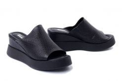 ARTIKER RELAKS 54C0311 czarny, klapki damskie. Czarne klapki Artiker Relaks, bez wzorów, ze skóry, bez obcasa, na koturnie, bez zapięcia. Za 259.90 zł.