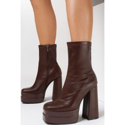 Brązowe Botki Zolteon. Brązowe botki Born2be, bez wzorów, za kostkę, bez obcasa, na obcasie, bez zapięcia. W wyprzedaży za 195.99 zł.