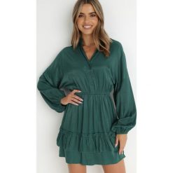 Ciemnozielona Sukienka z Falbankami Nezisa. Zielone sukienki Born2be, l, z aplikacjami, bez kołnierzyka, bez ramiączek, mini. Za 74.99 zł.