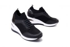 ARTIKER RELAKS 50C1201 czarny, półbuty/sneakersy damskie. Czarne półbuty wsuwane Artiker Relaks, bez wzorów, bez obcasa, na koturnie. Za 82.45 zł.