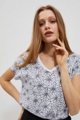 Bluzka z kwiatowym printem biała. Białe bluzki MOODO, m, bez wzorów, z bawełny, bez kołnierzyka, bez ramiączek. W wyprzedaży za 24.99 zł.