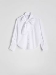 Bawełniana koszula z wiązaniem - biały. Białe koszule Reserved, l, bez wzorów, z bawełny, bez kołnierzyka, bez ramiączek. W wyprzedaży za 79.99 zł.