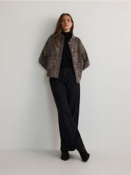 Jeansowa kurtka w panterkę - wielobarwny. Kurtki Reserved, l, bez wzorów, z bawełny, bez kaptura. W wyprzedaży za 119.99 zł.