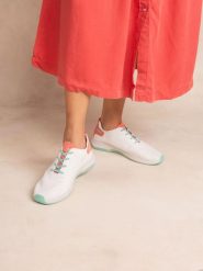 Buty sportowe damskie TBS Jazwave. Czerwone buty treningowe TBS, bez wzorów, z materiału, bez zapięcia. Za 402.50 zł.