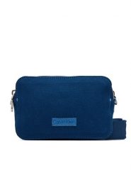 Calvin Klein Torebka Webbing Strap Canvas Camera Bag LV04F3385G Niebieski. Niebieskie listonoszki Calvin Klein, bez wzorów, z materiału, bez dodatków. Za 369.99 zł.