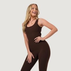 Kombinezon damski fitness bez rękawów slim fit NEO Mocha. Brązowe kombinezony GYMBEAM, s, bez wzorów, z dresówki, bez kołnierzyka, bez ramiączek, długie. Za 171.90 zł.