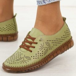 Zielone ażurowane skórzane półbuty damskie T.Sokolski 302. Zielone półbuty wsuwane Sokolski, na jesień, bez wzorów, z jeansu, klasyczne, z okrągłym noskiem, bez obcasa, na płaskiej podeszwie. Za 259.00 zł.