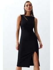 Trendyol Sukienka w kolorze czarnym rozmiar: 36. Czarne sukienki Trendyol, bez wzorów, bez kołnierzyka, bez ramiączek, midi. Za 70.41 zł.