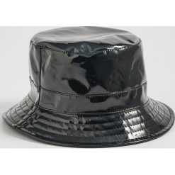 Winylowy kapelusz bucket hat - Czarny. Czarne kapelusze Sinsay, bez wzorów. Za 24.99 zł.
