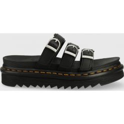 Dr. Martens klapki skórzane Blaire Slide damskie kolor czarny na platformie. Czarne klapki Dr Martens, bez wzorów, z gumy, bez obcasa, na platformie, bez zapięcia. W wyprzedaży za 389.99 zł.
