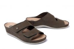 DR. BRINKMANN 700935-7 khaki, klapki profilaktyczne damskie. Zielone klapki Dr. Brinkmann, bez wzorów, bez obcasa, bez zapięcia. Za 309.90 zł.