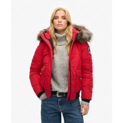 Kurtka Bomber Everest Ella od SUPERDRY. Czerwone kurtki Superdry, bez wzorów, bez kaptura. W wyprzedaży za 464.45 zł.