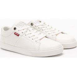 Buty sportowe damskie Levi's Woods W (227843-755-50). Białe buty treningowe Levi's, bez wzorów, bez zapięcia. Za 179.99 zł.