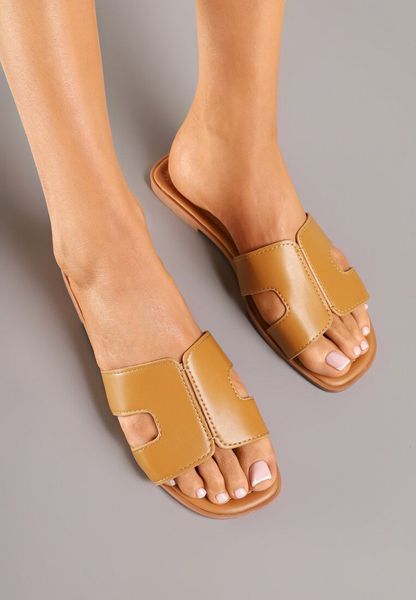 Brązowe Klapki z Geometrycznym Wzorem Pillirella. Brązowe klapki Renee, bez wzorów, eleganckie, bez obcasa, na obcasie, bez zapięcia. Za 49.99 zł.