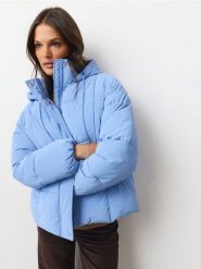 Pikowana kurtka puffer z kapturem i ściągaczami - niebieski. Niebieskie kurtki Sinsay, l, bez wzorów, z kapturem. Za 79.99 zł.