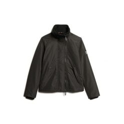 Kurtka przeciwwiatrowa dla kobiet Superdry. Czarne kurtki przejściowe sportowe Superdry, bez wzorów, z softshellu, bez kaptura, trekkingowe. W wyprzedaży za 388.45 zł.