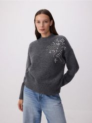 Sweter z błyszczącą aplikacją - ciemnoszary. Szare swetry Reserved, l, z aplikacjami, z dzianiny, bez ramiączek. W wyprzedaży za 49.99 zł.