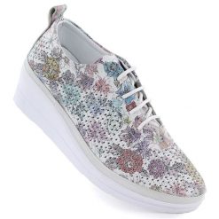 Skórzane półbuty damskie sportowe na koturnie ażurowe T.Sokolski W26-150. Półbuty wsuwane T.Sokolski, w ażurowe wzory, ze skóry, sportowe, bez obcasa, na koturnie. Za 319.99 zł.