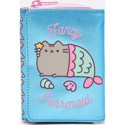 Portfel z nadrukiem pusheen - Niebieski. Paski marki bonprix. W wyprzedaży za 24.99 zł.