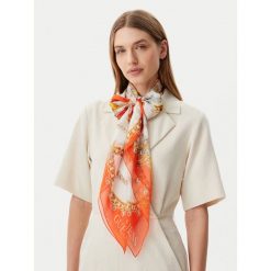 Szal Guess. Pomarańczowe szaliki i kominy Guess, z aplikacjami. Za 269.99 zł.