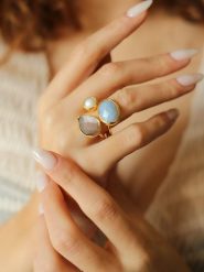 L'Atelier de Gaia Pozłacany pierścionek z kamieniami szlachetnymi i perłą rozmiar: onesize. Brązowe pierścionki L'Atelier de Gaia, z opalem, pozłacane. Za 78.47 zł.