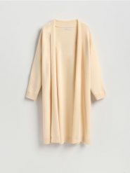 Długi kardigan z wiskozą - kremowy. Białe swetry Reserved, l, bez wzorów, z dzianiny, bez ramiączek. Za 159.99 zł.