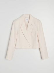 Krótki żakiet dwurzędowy - kremowy. Białe marynarki i żakiety Sinsay, l, bez wzorów, bez ramiączek. Za 69.99 zł.