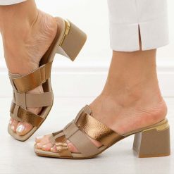 Beżowe skórzane klapki damskie na obcasie M.Daszyński 25134-3. Brązowe klapki M.Daszyński, bez wzorów, ze skóry, casualowe, bez obcasa, na obcasie, bez zapięcia. Za 199.00 zł.