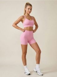 Szorty sportowe z wysokim stanem - różowy. Czerwone szorty sportowe Sinsay, bez wzorów, z podwyższonym stanem. Za 25.99 zł.