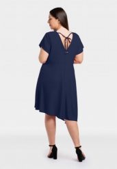 Sukienka biznesowa elegancka z wiązaniem na plecach JANETTE granat. Sukienki KARKO, do pracy, plus size, bez wzorów, z elastanu, biznesowe, z asymetrycznym kołnierzem, plus size, bez ramiączek, mini, asymetryczne. Za 489.50 zł.