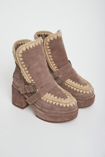 Botki damskie skórzane MOU. Botki Mou, bez wzorów, bez obcasa, bez zapięcia. W wyprzedaży za 965.30 zł.