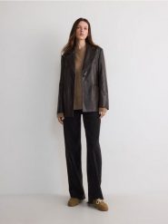 Sweter oversize z domieszką wełny - brązowy. Brązowe swetry Reserved, l, bez wzorów, z dzianiny, bez ramiączek. W wyprzedaży za 99.99 zł.