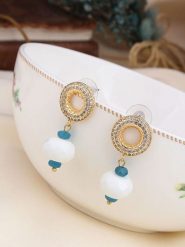 Pierres delicates Pozłacane kolczyki-wkrętki z kamieniami księżycowymi i cyrkoniami rozmiar: onesize. Białe kolczyki Pierres delicates, z cyrkonią, pozłacane. Za 43.99 zł.