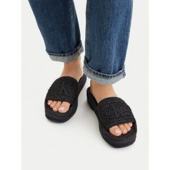 Klapki Calvin Klein. Czarne klapki Calvin Klein, bez wzorów, bez obcasa, bez zapięcia. Za 274.99 zł.