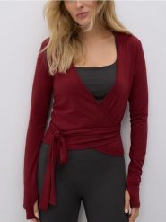 Kopertowa bluzka z modalem - burgundowy. Czerwone bluzki Reserved, l, bez wzorów, z dzianiny, bez kołnierzyka, bez ramiączek. Za 119.99 zł.