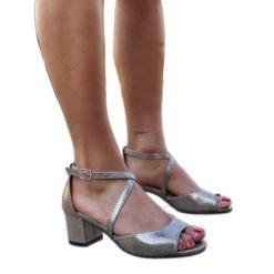 Sandały na słupku ze skórzana wkładką Kourin srebrny. Szare sandały bez wzorów, eleganckie, bez obcasa, na obcasie, bez zapięcia. Za 210.05 zł.