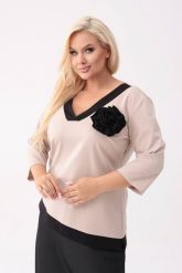 Asymetryczna bluzka Magdalena z odpinanym kwiatem i rękawem 3/4 PLUS SIZE XXL OVERSIZE. Bluzki Moda Size Plus Iwanek, l, bez wzorów, z materiału, biznesowe, z asymetrycznym kołnierzem, plus size, bez ramiączek. W wyprzedaży za 159.90 zł.