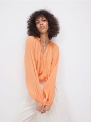 Bluzka o kroju oversize - koralowy. Pomarańczowe bluzki Reserved, l, bez wzorów, z tkaniny, bez kołnierzyka, bez ramiączek. Za 99.99 zł.