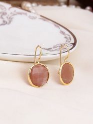 L'Atelier de Gaia Pozłacane kolczyki z kamieniami słonecznymi rozmiar: onesize. Różowe kolczyki L'Atelier de Gaia, pozłacane. Za 74.28 zł.