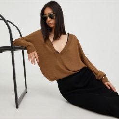 Drykorn sweter wełniany damski kolor brązowy lekki. Brązowe swetry DRYKORN, m, bez wzorów, z dzianiny, bez ramiączek. Za 879.99 zł.