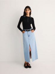 Sweter z dekoracyjnym kołnierzem - czarny. Czarne swetry Reserved, l, bez wzorów, z dzianiny, bez ramiączek. W wyprzedaży za 39.99 zł.