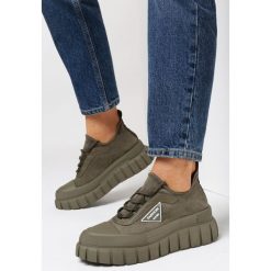 Zielone Trampki Nena. Zielone trampki Born2be, z aplikacjami, z gumy, militarne, przed kostkę, bez zapięcia. W wyprzedaży za 97.99 zł.