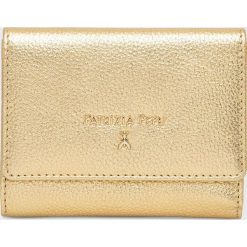 Patrizia Pepe portfel skórzany damski kolor złoty. Żółte portfele Patrizia Pepe, bez wzorów, z materiału. Za 539.99 zł.