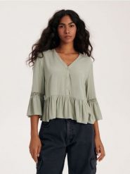 Bluzka z wiskozy - oliwkowy. Zielone bluzki Reserved, l, bez wzorów, z tkaniny, bez kołnierzyka, bez ramiączek. W wyprzedaży za 59.99 zł.