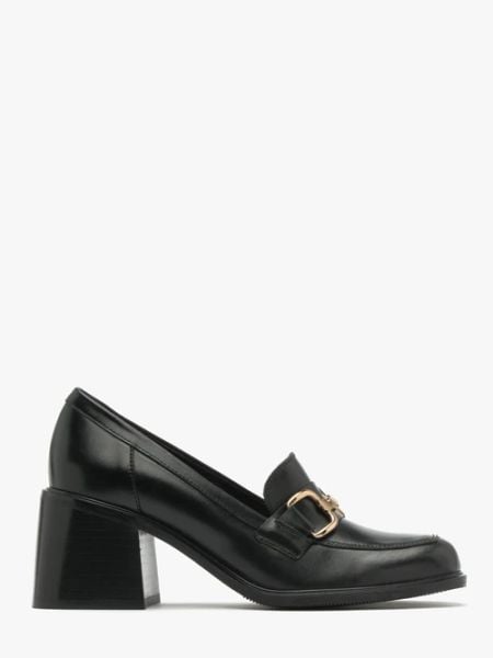 Czarne mokasyny na obcasie. Czarne mokasyny Ryłko, bez wzorów, ze skóry, z okrągłym noskiem. W wyprzedaży za 399.99 zł.