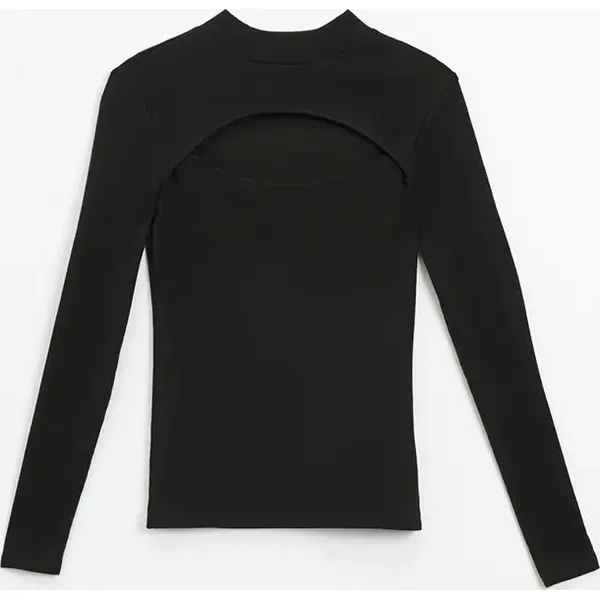Bluzka z wycięciem przy dekolcie Basic czarna - Czarny. Czarne bluzki House, l, bez wzorów, bez kołnierzyka, bez ramiączek. Za 49.99 zł.