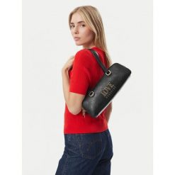 Torebka LOVE MOSCHINO. Czarne torebki klasyczne Love Moschino, bez wzorów, klasyczne, bez dodatków. Za 859.99 zł.