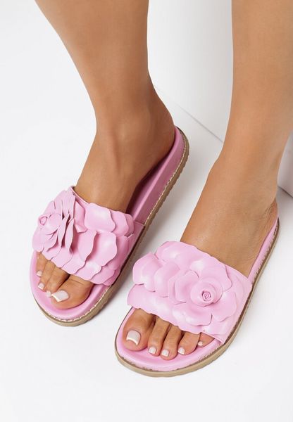 Różowe Klapki Eunile. Czerwone klapki Born2be, bez wzorów, ze skóry ekologicznej, bez obcasa, na płaskiej podeszwie, bez zapięcia. Za 29.99 zł.